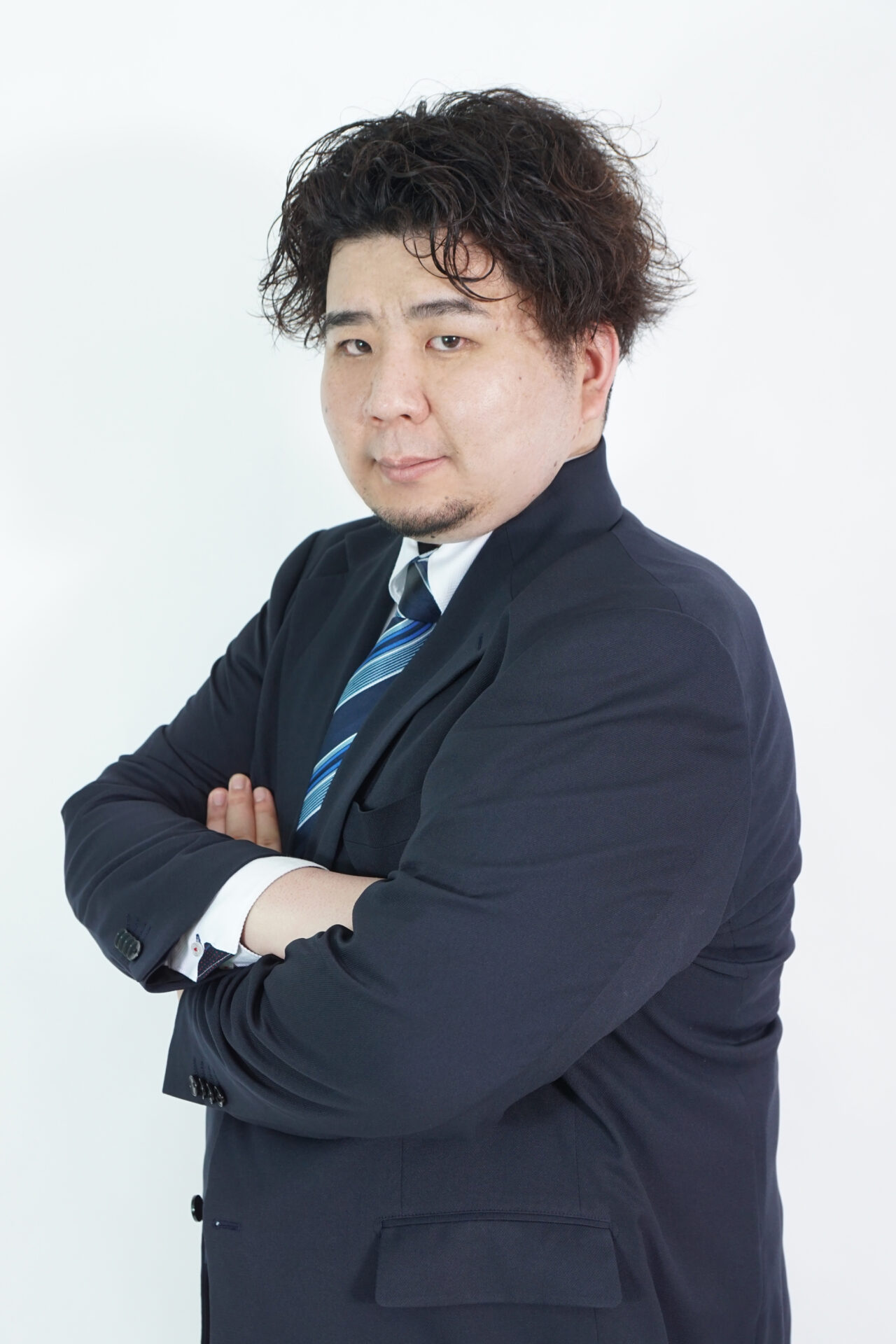 てる